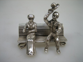 Zilveren bankje met vrouw en man zeldzaam miniatuurtje en massief uit ca. 1967