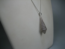 Zilveren filigrain hanger met zilveren collier uit ca.1950