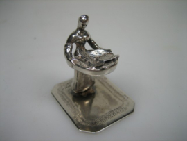 Zilver Miniatuur vissersvrouw met een schaal vol met vis uit ca. 1985