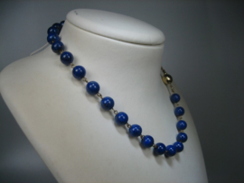 Lapis-Lazuli collier met 14 krt. gouden bolsluiting