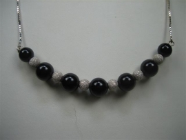 Onyx collier met gediamanteerd zilver stukken