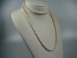 Lang Schelp parel collier met 14 karaat gouden karabijn sluiting uit de toneel wereld uit ca. 1960