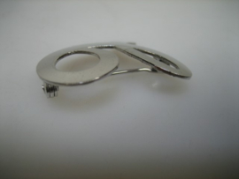 Zilveren broche met de letter E