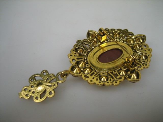 Klassieke Broche met bergkrisstallen en brugspeld brons-goudkleurig verguld nieuw