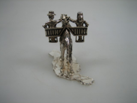 Zilveren kameel miniatuur met rijzende vrouw en man beide in een zitje , Italië ca. 1962