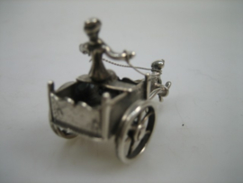 Miniatuur zeldzame zilveren hondenkar met man op de bok en hond uit ca. 1962