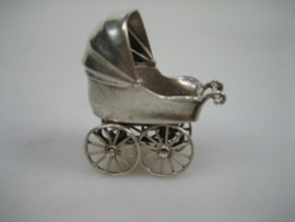 Zilver miniatuur Kinderwagen uit ca. 1980 | Antiekjuwelier | Was in opdracht  van de Familie
