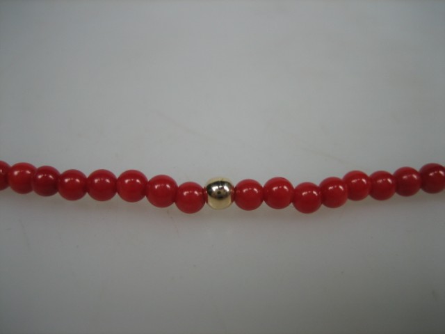 Antiek Baby Armbandje met Bloedkoralen & gouden balletjes met gouden sluiting