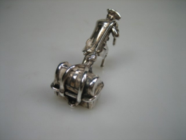 Zilveren miniatuur scheepspiraat van massief zilver trekkend aan zijn schatkist uit ca.1979
