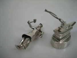 Nederlands zeldzaam zilveren miniatuur hoefsmid met aambeeld uit ca.1952