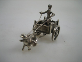 Miniatuur zeldzame zilveren hondenkar met man op de bok en hond uit ca. 1962