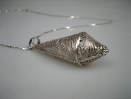 Zilveren filigrain hanger met zilveren collier uit ca.1950