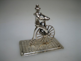 Zilver Miniatuur man op Antieke fiets uit ca, 1958