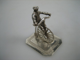 Zilver Miniatuur man op antieke oude fiets uit ca. 1983