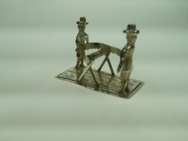 Antiek zilveren Miniatuur boomzagen met 2 mensen met hun grote handzaag ca. 1932
