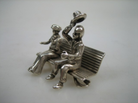 Zilveren bankje met vrouw en man zeldzaam miniatuurtje en massief uit ca. 1967