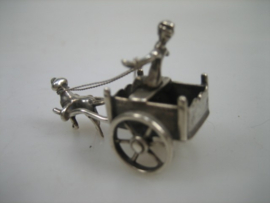 Miniatuur zeldzame zilveren hondenkar met man op de bok en hond uit ca. 1962