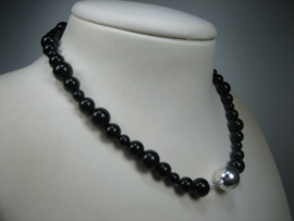 Onyx Collier met zilveren bolsluiting