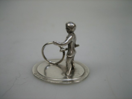 Zilver Miniatuur Kind met Hoepel uit ca.1981 van J. Weeda