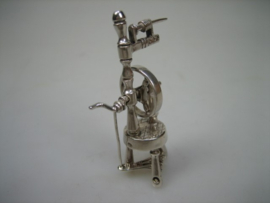 Zilveren beweegbaar miniatuur Spinnenwiel uit ca. 1979