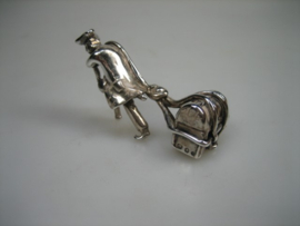Zilveren miniatuur scheepspiraat van massief zilver trekkend aan zijn schatkist uit ca.1979