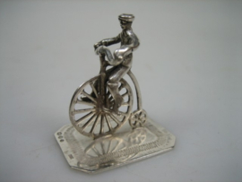 Zilver Miniatuur man op antieke oude fiets uit ca. 1983