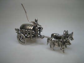 Antiek zilveren miniatuur wijn kar met 2 ossen met goot wijnvat uit ca.1910
