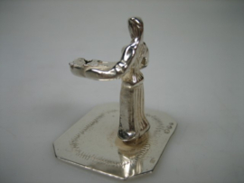Zilver Miniatuur vissersvrouw met een schaal vol met vis uit ca. 1977