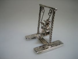 Zilver miniatuur met jong meisje op de schommel uit ca. 1958