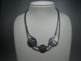 Antiek zilveren Georgius collier met 3 zilveren muntpenningen