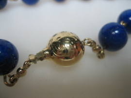 Lapis-Lazuli collier met 14 karaat gouden bolsluiting