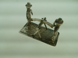 Antiek zilveren Miniatuur boomzagen met 2 mensen met hun grote handzaag ca. 1932