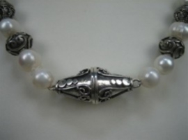Antiek Parels collier met zilver sluiting met diversen zilver stukken