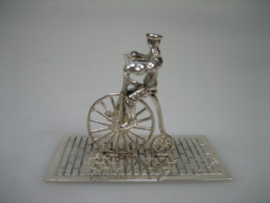 Zilver Miniatuur man op antieke fiets uit ca. 1978