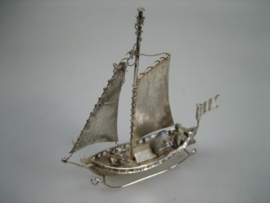 Zilveren miniatuur Zeilboot/vissersboot Schoonhoven ca. 1960