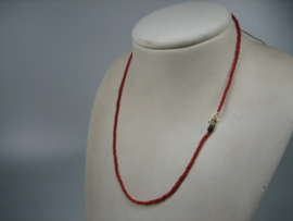 Bloedkoraal duizendschoon colliertje met gouden sluiting uit italië