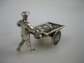 Zilveren miniatuur kachelsmid met handkar met draaiende wielen uit ca.1977