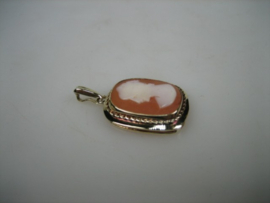 Een oude geel gouden hanger 14 karaat met Camee uit ca.1947