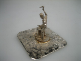 Miniatuur Zilver Houtkakker aan het werk in zijn werkplaats uit ca. 1967