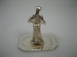 Zilver Miniatuur vissersvrouw met een schaal vol met vis uit ca. 1977
