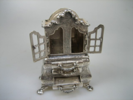 Zilveren Oude Kabinet Porselein Kast Miniatuur uit ca. 1980
