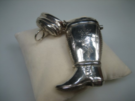 Antieke zilveren zwavelstokdoosje met afsluitdeksel als Laars ca. 1860/70
