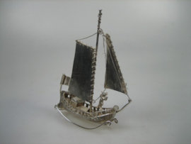 Zilveren miniatuur Zeilboot/vissersboot Schoonhoven ca. 1960