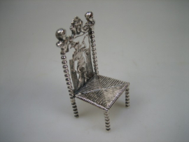 Antieke Zilveren miniatuur stoel van H. Herbert Hooijkaas Schoonhoven uit ca. 1874
