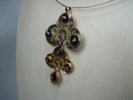 Gouden 14 karaat hanger met Granaat en goud lus oog uit ca. 1857