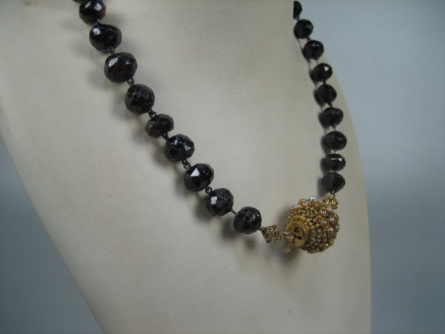 Antiek Granaat Collier met gouden Bijenkorf sluiting uit ca. 1880
