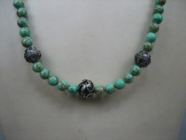 Antiek gemêleerd Agaat collier met 3 zilverstukken en met een zilveren sluiting