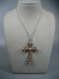 Groot Kruis met Parels goudkleurig verguld met koord collier