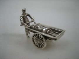 Zilveren miniatuur kachelsmid met handkar met draaiende wielen uit ca.1977