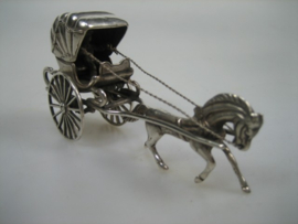 Zilveren oud rijtuig miniatuur Paard en rijtuig met koetsier op de bok